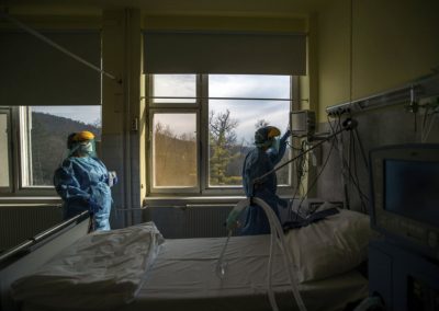 Some Doctors Moving Away from Ventilators for Virus Patients